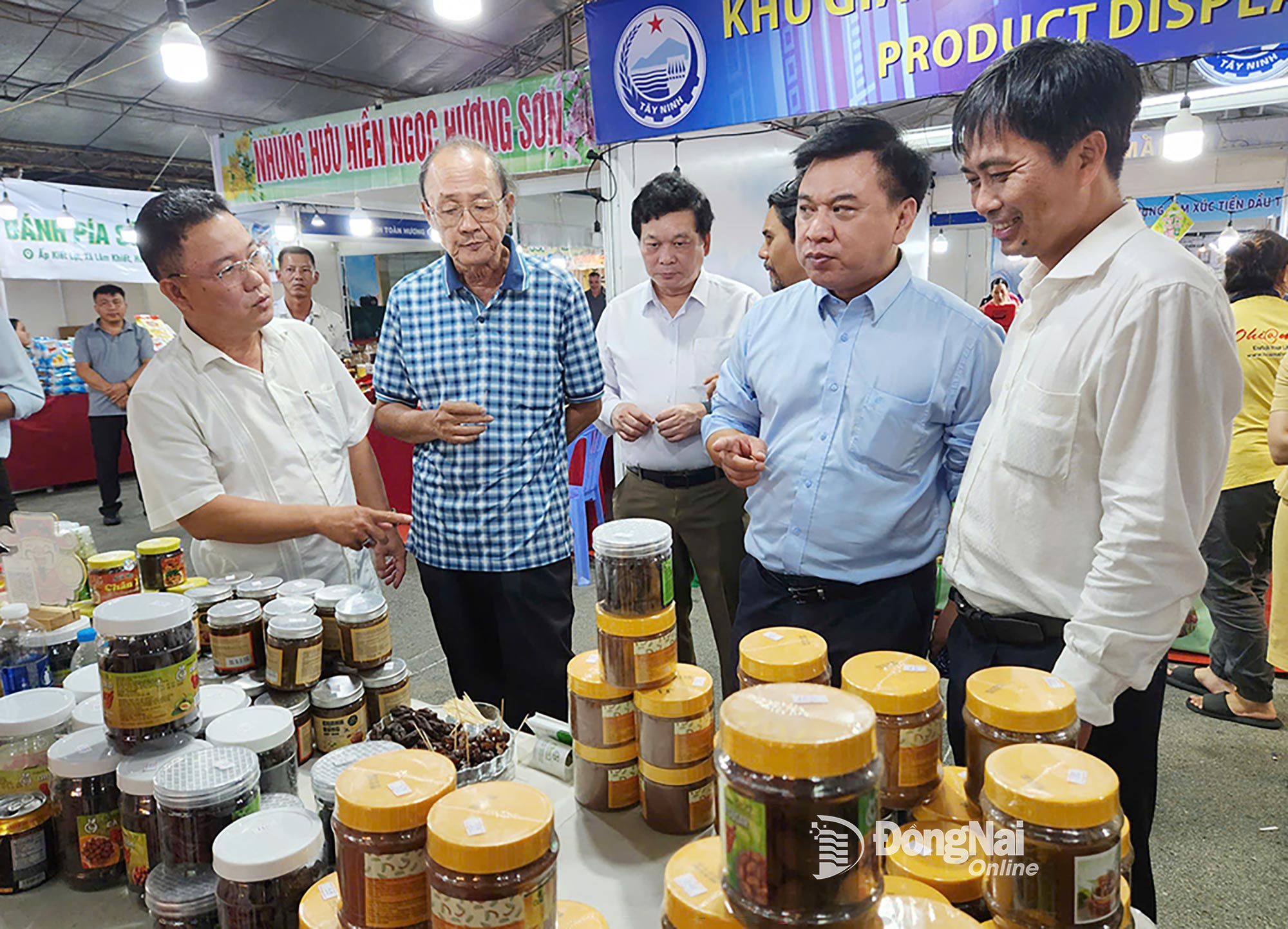 Les délégués visitent les stands présentant les produits OCOP et les spécialités locales au Salon de l'industrie et du commerce du Sud-Est - Dong Nai 2025. Photo : Hai Quan