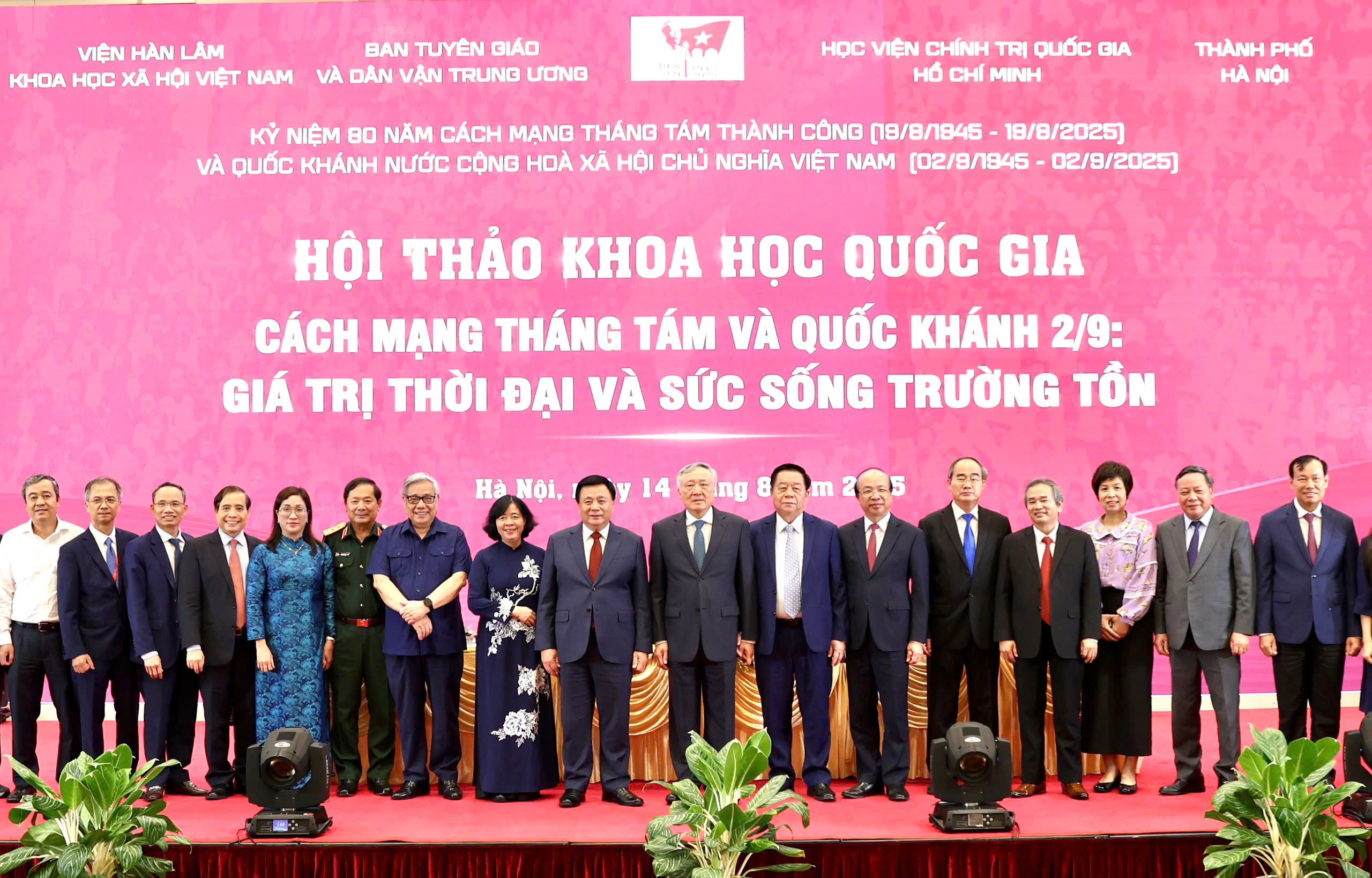 Lãnh đạo Đảng, Nhà nước và các đại biểu tại hội thảo.