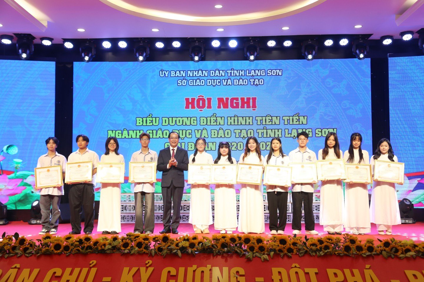 Đồng chí Phó Chủ tịch Thường trực UBND tỉnh khen thưởng các học sinh có thành tích xuất sắc