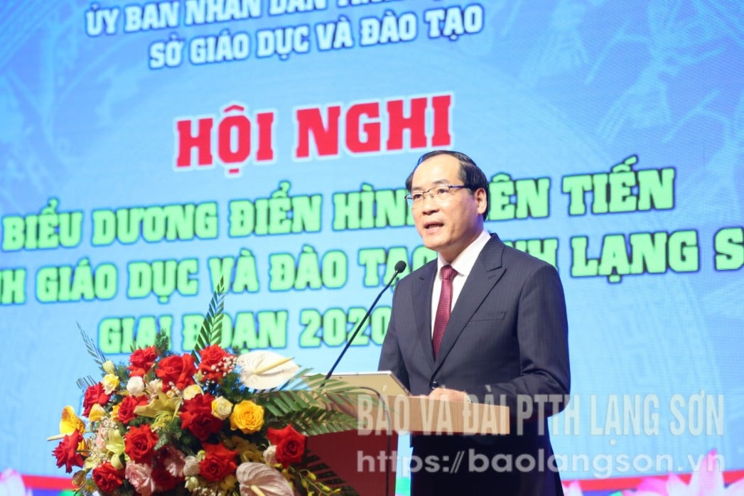 Đồng chí Phó chủ tịch Thường trực UBND tỉnh phát biểu tại hội nghị