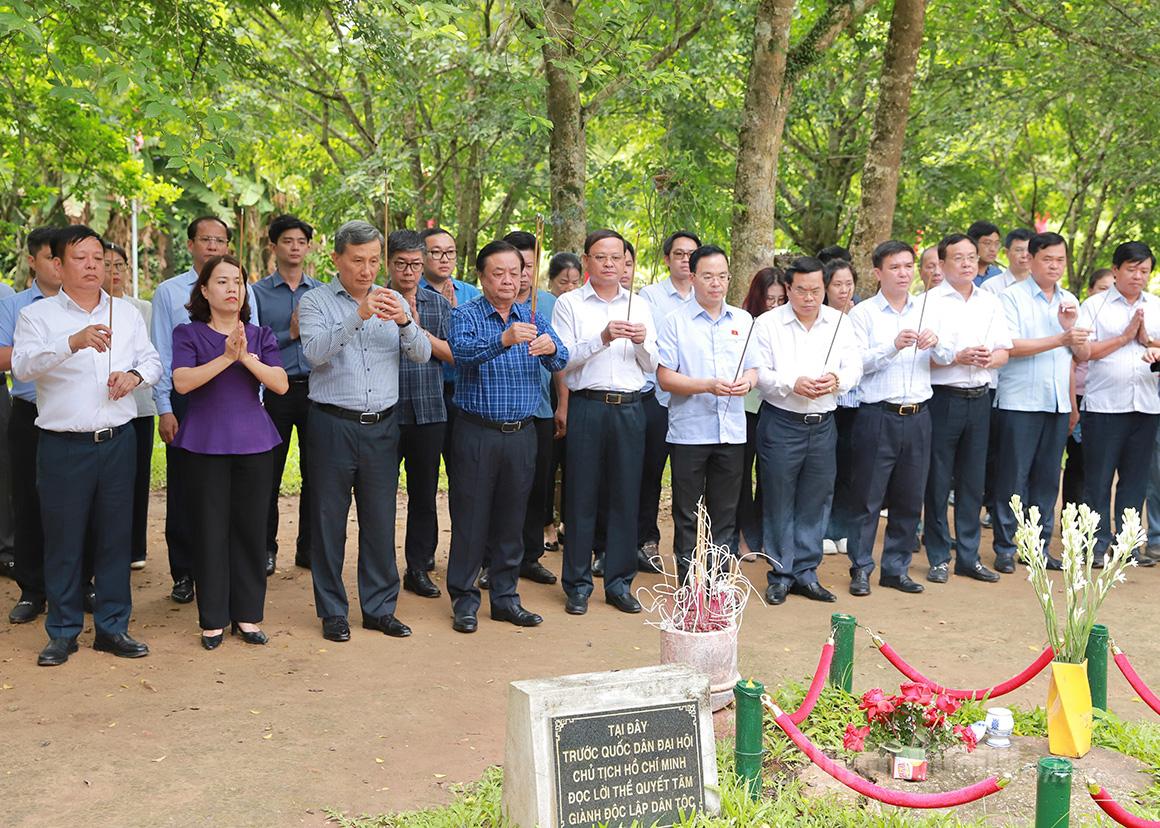 Đoàn công tác của Quốc hội dâng hương trước Đình Tân Trào.