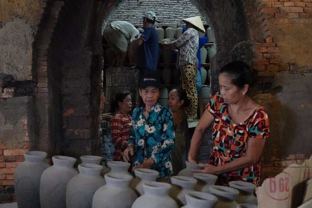 Níu giữ nghề xưa: Những 'bóng hồng' nhọc nhằn bên lò gốm đỏ- Ảnh 8.