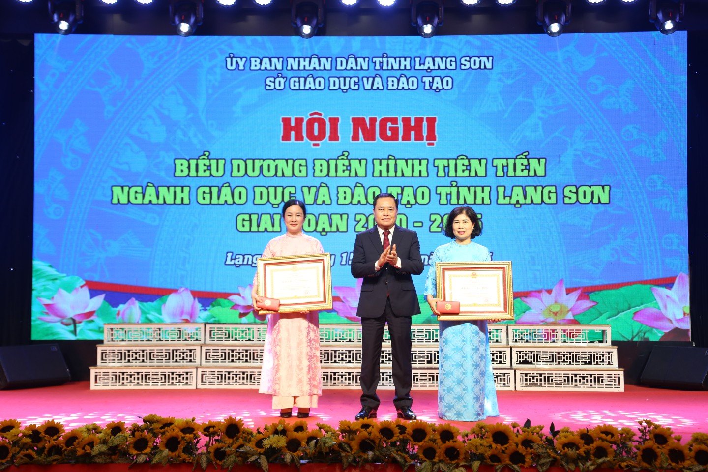 Thừa ủy quyền của Chủ tịch nước, đồng chí Chủ tịch UBND tỉnh  trao Huân chương Lao động cho các cá nhân