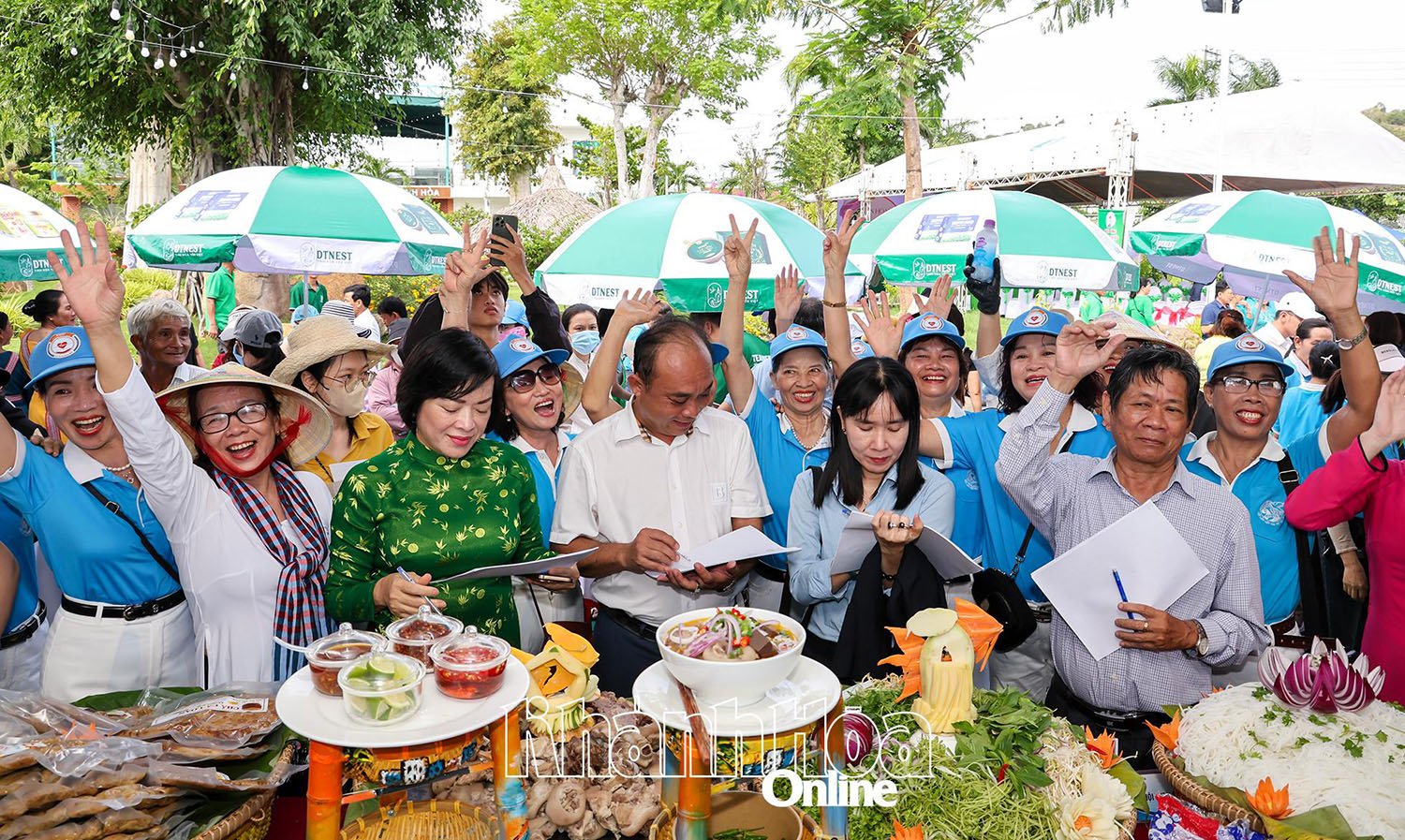 Ban giám khảo chấm gian hàng ẩm thực.