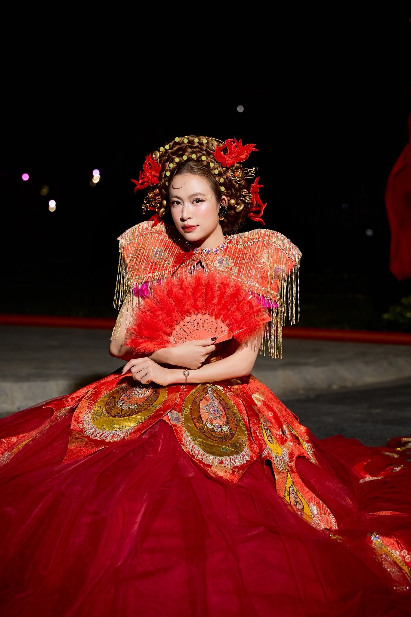 Hoàng Thùy Linh say mê phong cách thời trang dân gian đương đại - 4