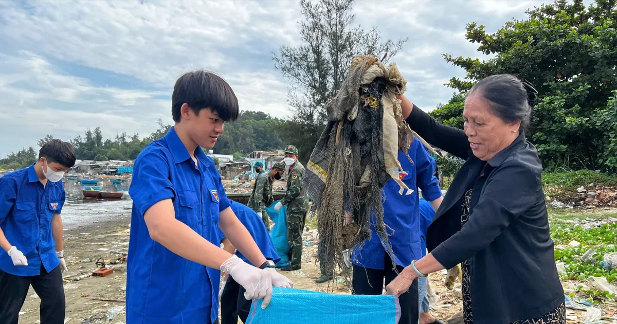 More than 200 union members and youths joined forces to clean up trash along Quang Ngai beach