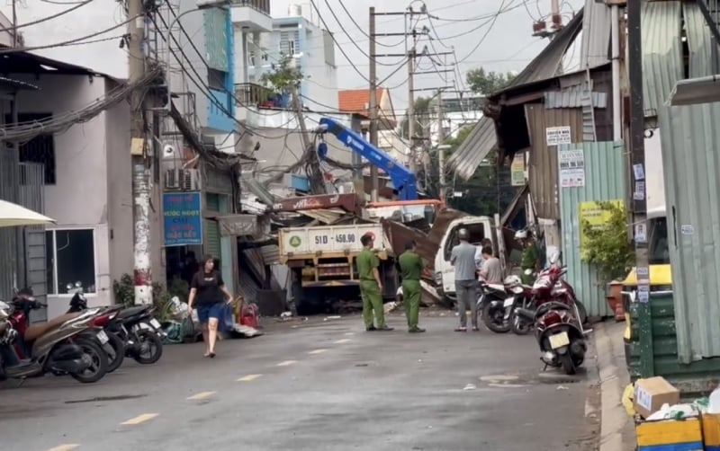 Hiện trường ngỗn ngang sau vụ nổ lò ép kính lúc rạng sáng -0
