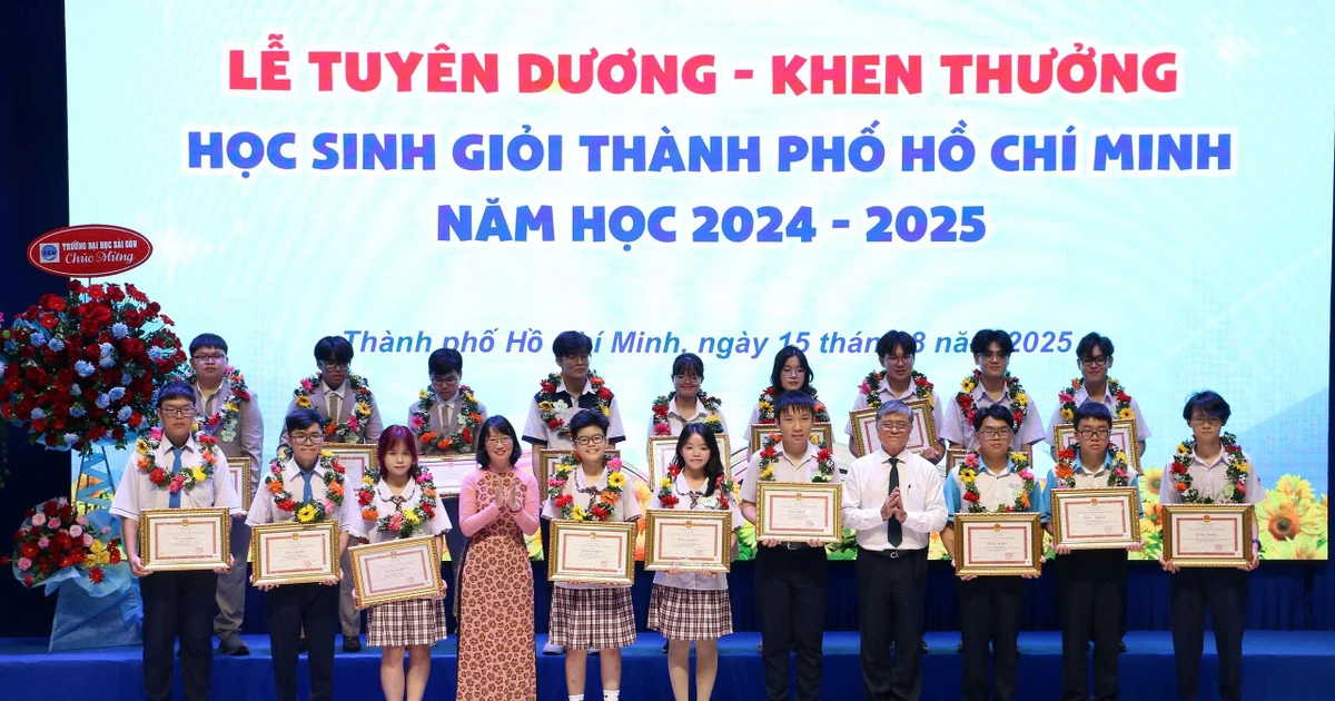 សរសើរសិស្សពូកែ និងគ្រូបង្រៀននៅទីក្រុងហូជីមិញ