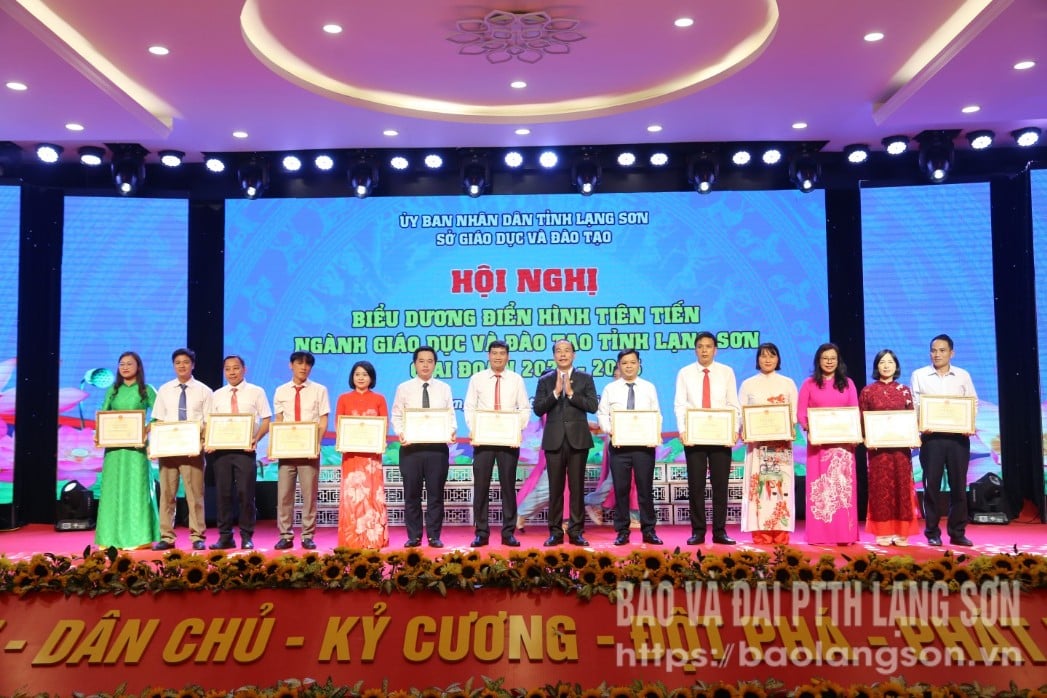 lãnh đạo Sở Giáo dục và Đào tạo thừa ủy quyền của Bộ Giáo dục và Đào tạo trao bằng khen của Bộ Giáo dục cho các tập thể, cá nhân ngành giáo dục tỉnh