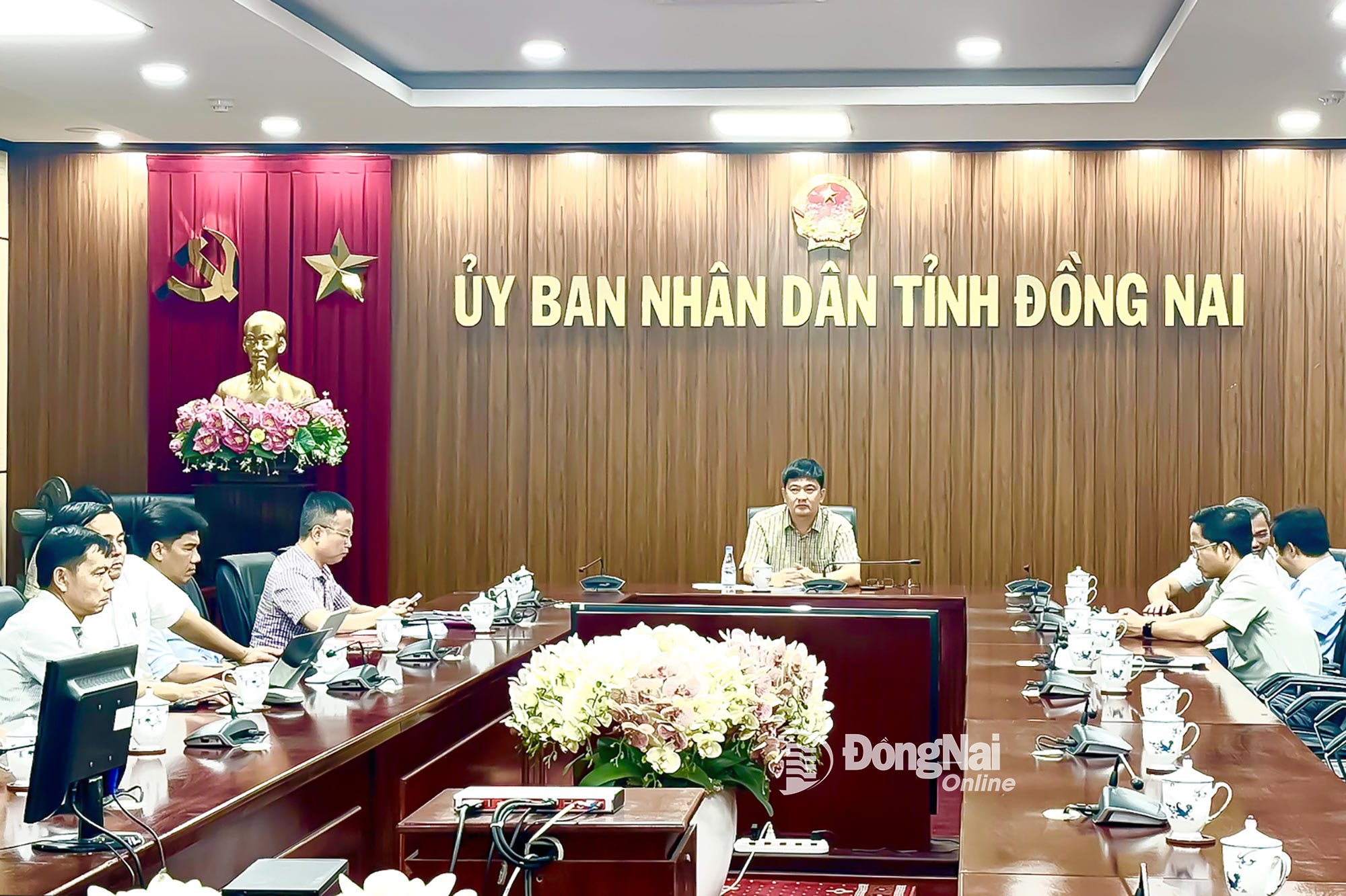 Delegates attending the meeting at the Dong Nai Provincial People's Committee bridge. Photo: Dang Hung