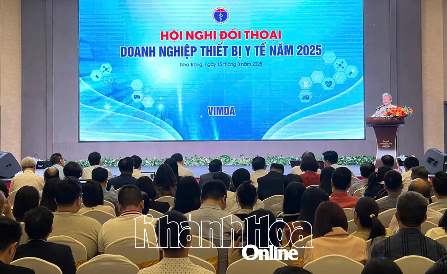 Quang cảnh hội nghị đối thoại với doanh nghiệp thiết bị y tế.
