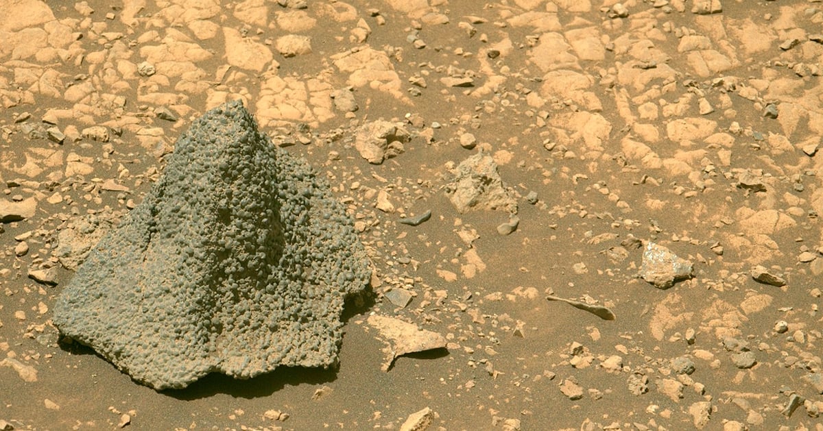 Xe tự hành NASA phát hiện 'mũ bảo hiểm' kỳ lạ trên sao Hỏa