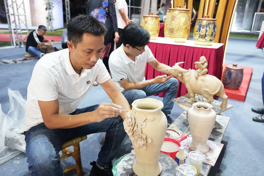 Khai mạc Hội chợ triển lãm hàng lưu niệm, quà tặng Thủ đô năm 2025 - Ảnh 7.