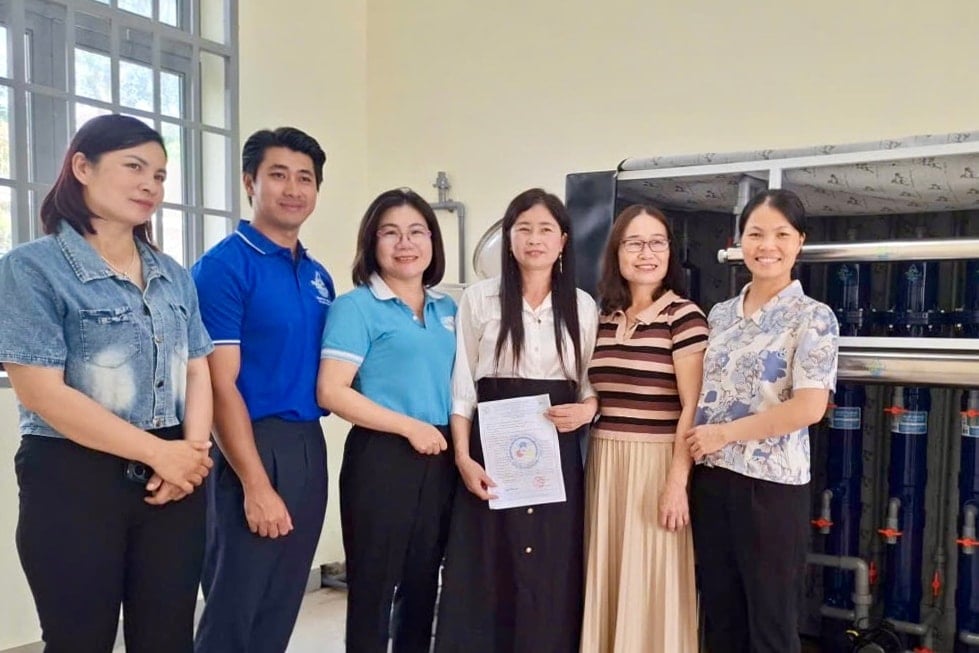 Lâm Đồng: Trao tặng hệ thống lọc nước và học bổng cho học sinh vùng sâu, vùng xa - Ảnh 1.