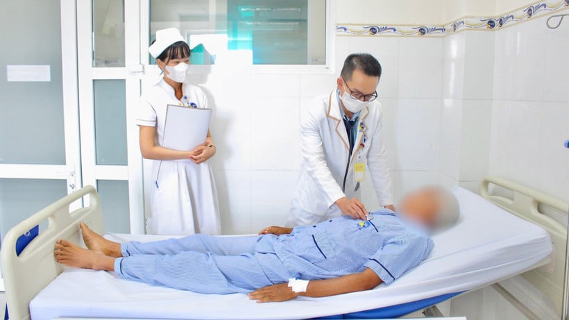 Bác sĩ thăm khám bệnh nhân gặp sự cố hóc dị vật đường tiêu hóa.