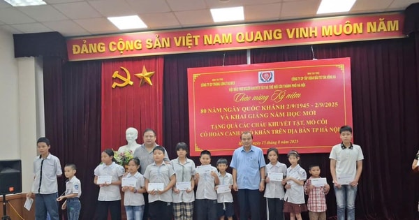 Tặng quà người khuyết tật, trẻ mồ côi có hoàn cảnh khó khăn