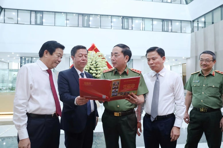 'Lúc dân cần, lúc dân khó, có Công an' - Ấn phẩm ý nghĩa, sâu sắc về lực lượng Công an nhân dân vì nước quên thân, vì dân phục vụ- Ảnh 1.