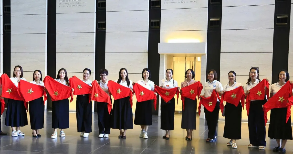 Đồ trang trí cờ đỏ sao vàng ngập tràn phố xá Hà Nội