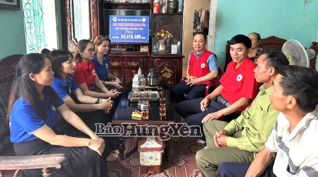 ក្រុម​អ្នក​ស្ម័គ្រ​ចិត្ត Hung Yen និង​សមាគម​កាកបាទ​ក្រហម​ខេត្ត​បាន​ទៅ​សួរសុខទុក្ខ​គ្រួសារ Ha Thi Than និង Ha Thi Nhung។