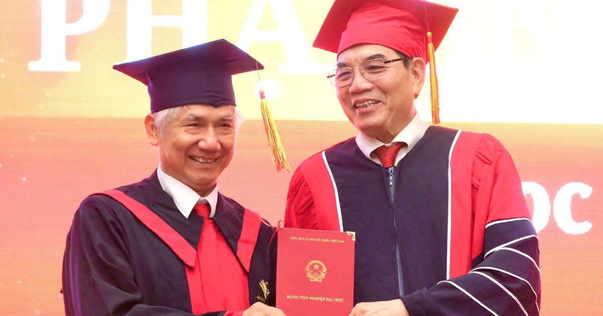 Cụ ông nhận bằng tốt nghiệp bác sĩ loại giỏi ở tuổi 75