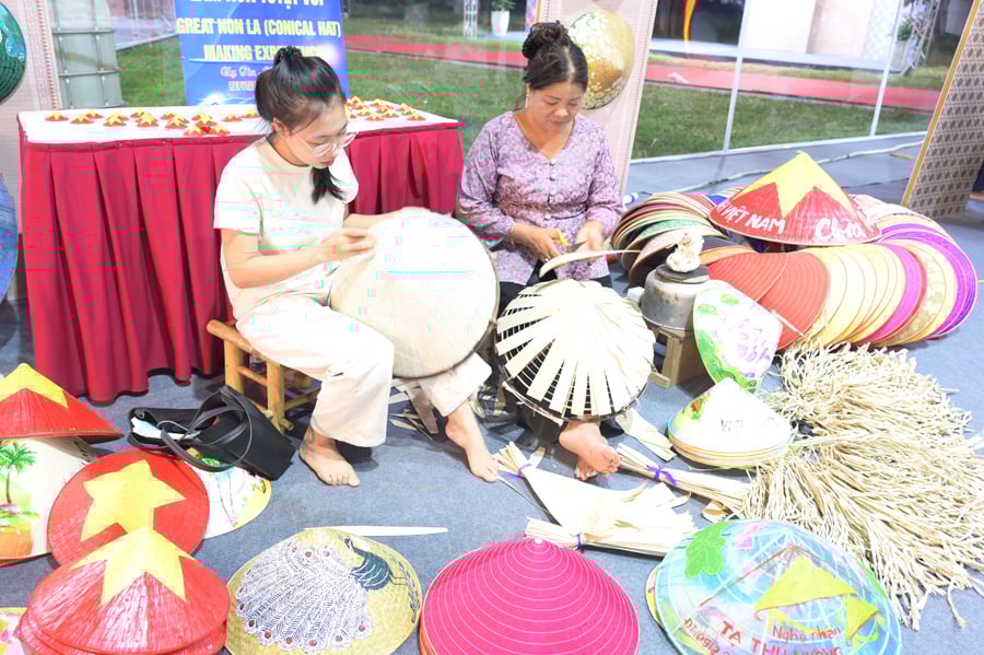 Khai mạc Hội chợ triển lãm hàng lưu niệm, quà tặng Thủ đô năm 2025 - Ảnh 6.