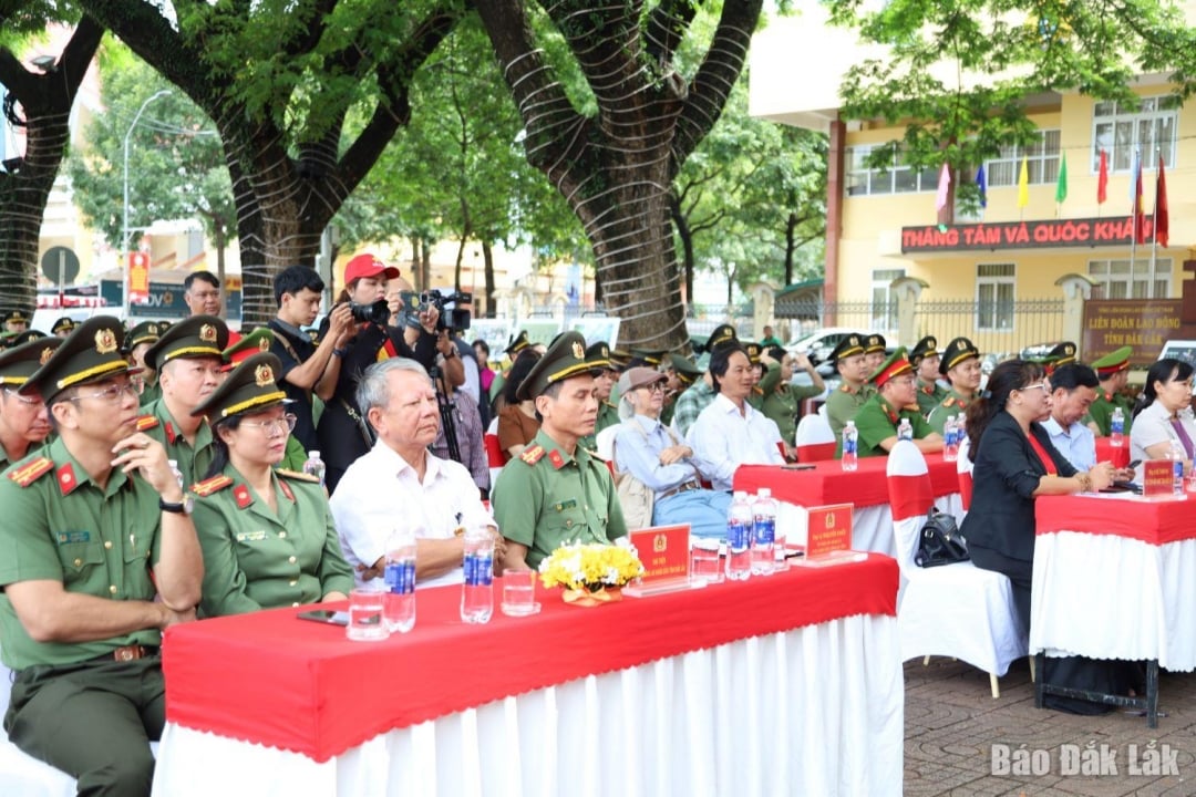 Các đại biểu tham dự lễ khai mạc Triển lãm ảnh.