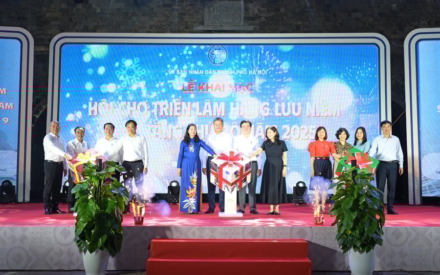 Khai mạc Hội chợ triển lãm hàng lưu niệm, quà tặng Thủ đô năm 2025 - Ảnh 1.