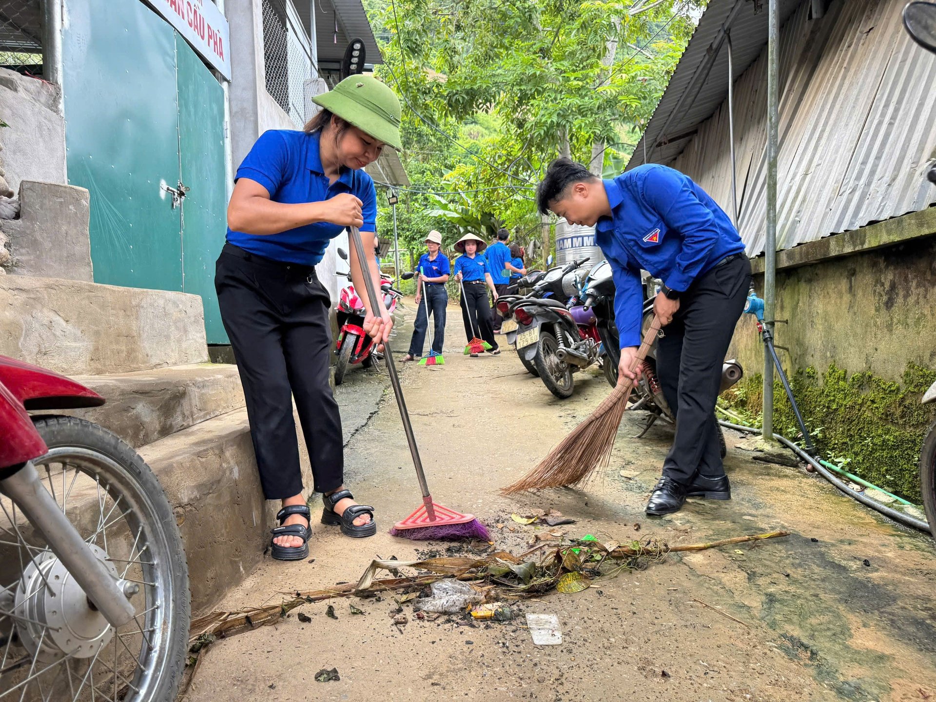 Lực lượng đoàn viên, thanh niên chung tay làm sạch môi trường phục vụ Đại hội Đảng bộ nhiệm kỳ 2025 – 2030