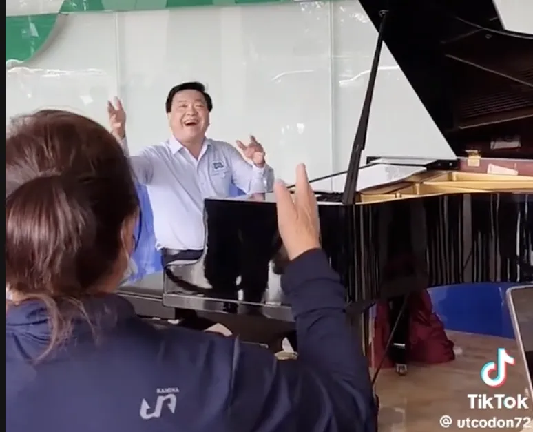 Bất ngờ với clip “bác sĩ đàn, bệnh nhân ung thư hát”