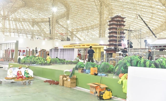Không khí thi công khẩn trương trên đại công trường Triển lãm thành tựu Đất nước 80 năm Quốc khánh - Ảnh 8.
