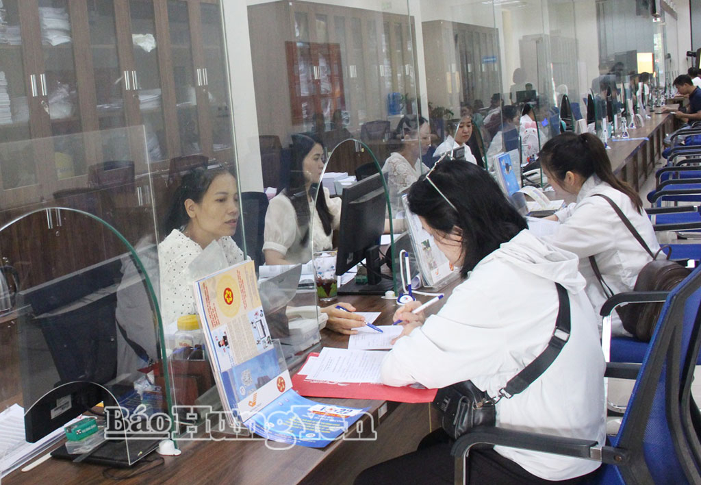 Cán bộ, viên chức Trung tâm Dịch vụ việc làm (Sở Nội vụ) tiếp nhận, giải quyết hồ sơ đề nghị hưởng trợ cấp thất nghiệp của người lao động.