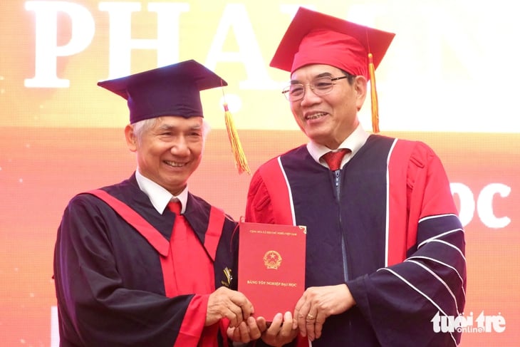 cụ ông - Ảnh 1.
