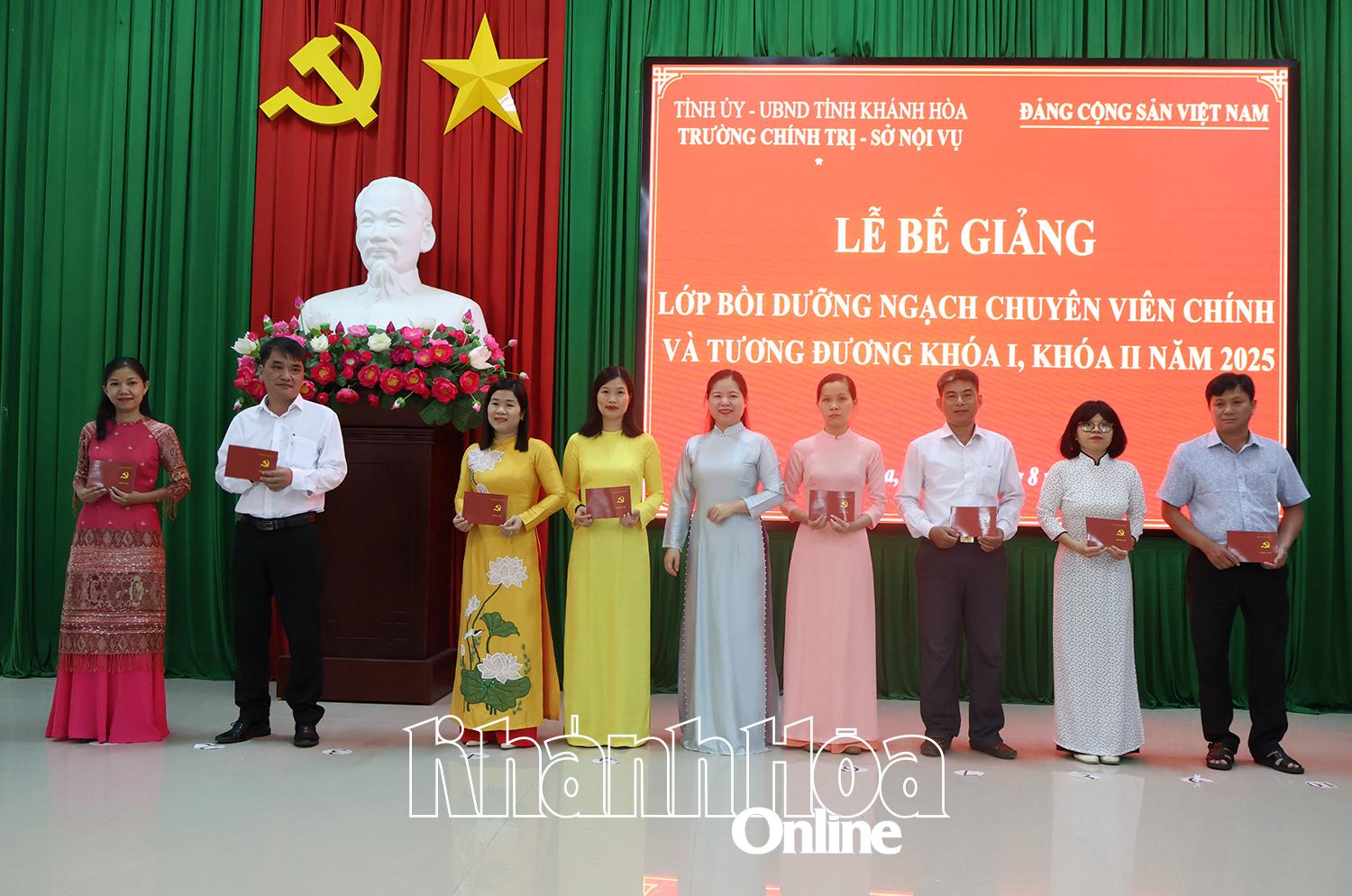 Lãnh đạo Trường Chính trị tỉnh trao chứng chỉ hoàn thành khóa học cho các học viên.