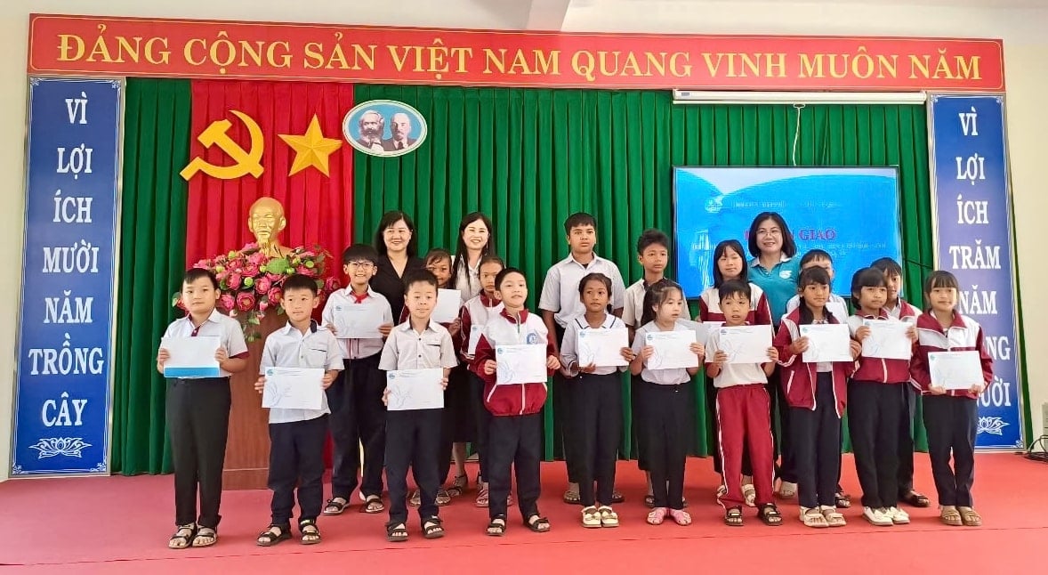 Lâm Đồng: Trao tặng hệ thống lọc nước và học bổng cho học sinh vùng sâu, vùng xa - Ảnh 2.