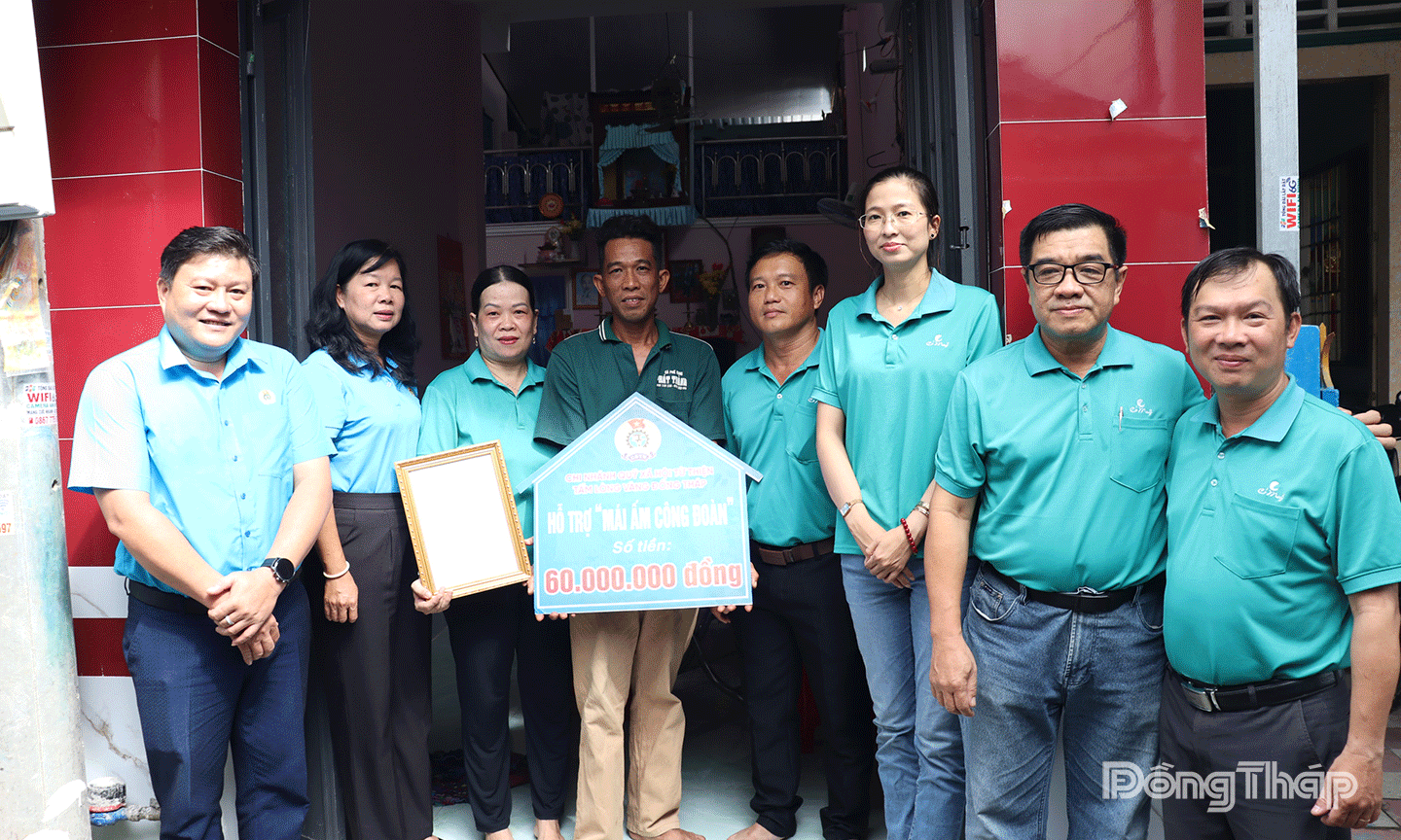 Leaders of the Provincial Federation of Labor, the Trade Union of Industrial Parks, and the Trade Union of Co May Sa Dec Company Limited took souvenir photos with the family of union member Kim Phuong.