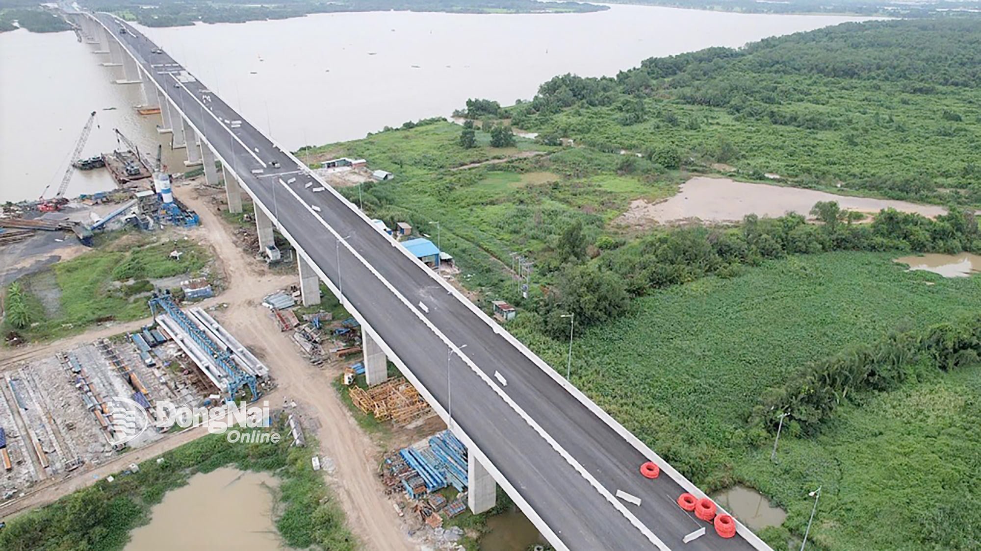 Cầu Nhơn Trạch - hạng mục quan trọng của Dự án Thành phần 1A, đang được gấp rút thi công hoàn thiện để đưa vào khai thác ngày 19-8-2025. Ảnh: Phạm Tùng
