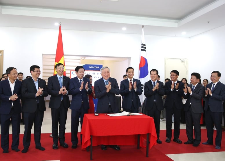 Phó Thủ tướng Thường trực Chính phủ Nguyễn Hòa Bình thăm Công ty TNHH Hana Micron Vina- Ảnh 2.