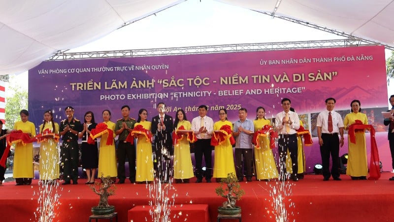 គណៈប្រតិភូកាត់ខ្សែបូដើម្បីបើកការតាំងពិព័រណ៍។ (រូបថត៖ គណៈកម្មការរៀបចំ)