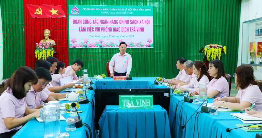 Đồng chí Huỳnh Văn Thuận- Phó Tổng Giám đốc NHCSXH phát biểu tại buổi làm việc với Phòng giao dịch Trà Vinh.
