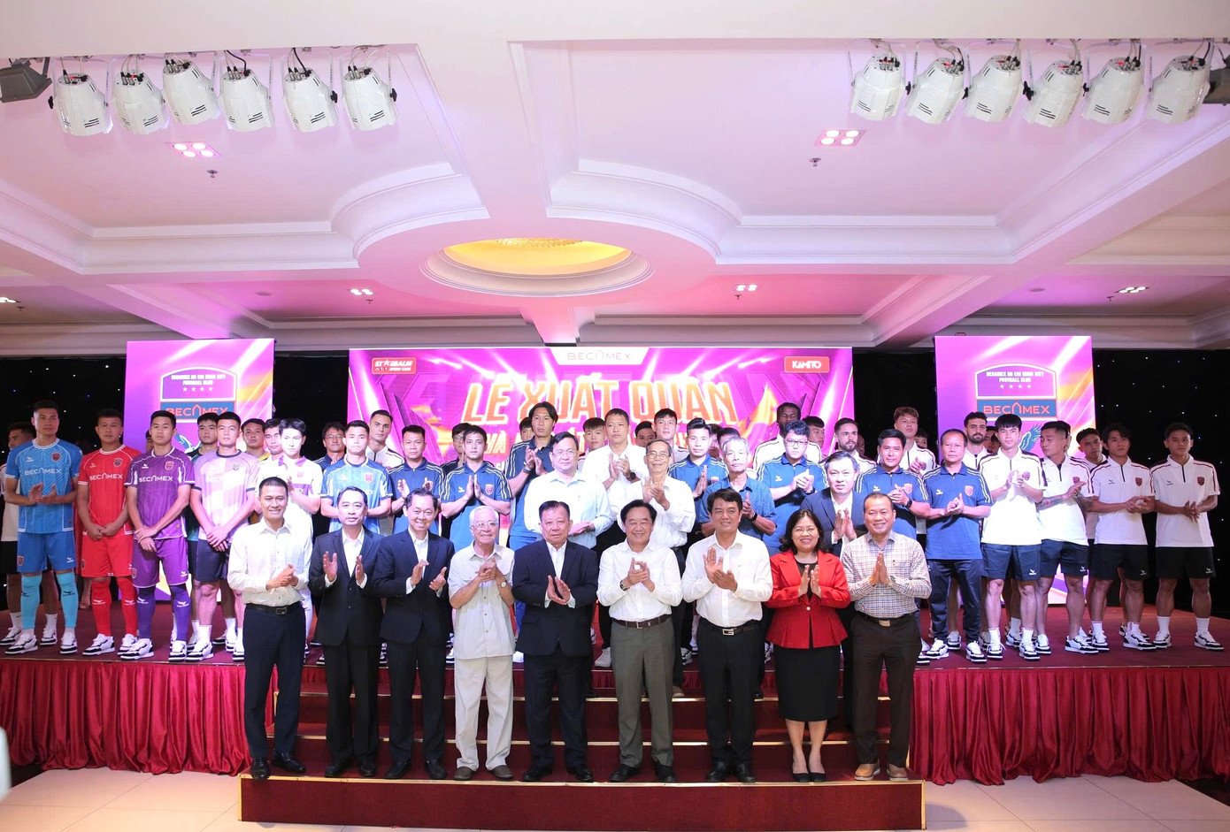 lanh-dao-tphcm-chup-anh-luu-niem-cung-doi-bong-becamex-tphcm.jpg