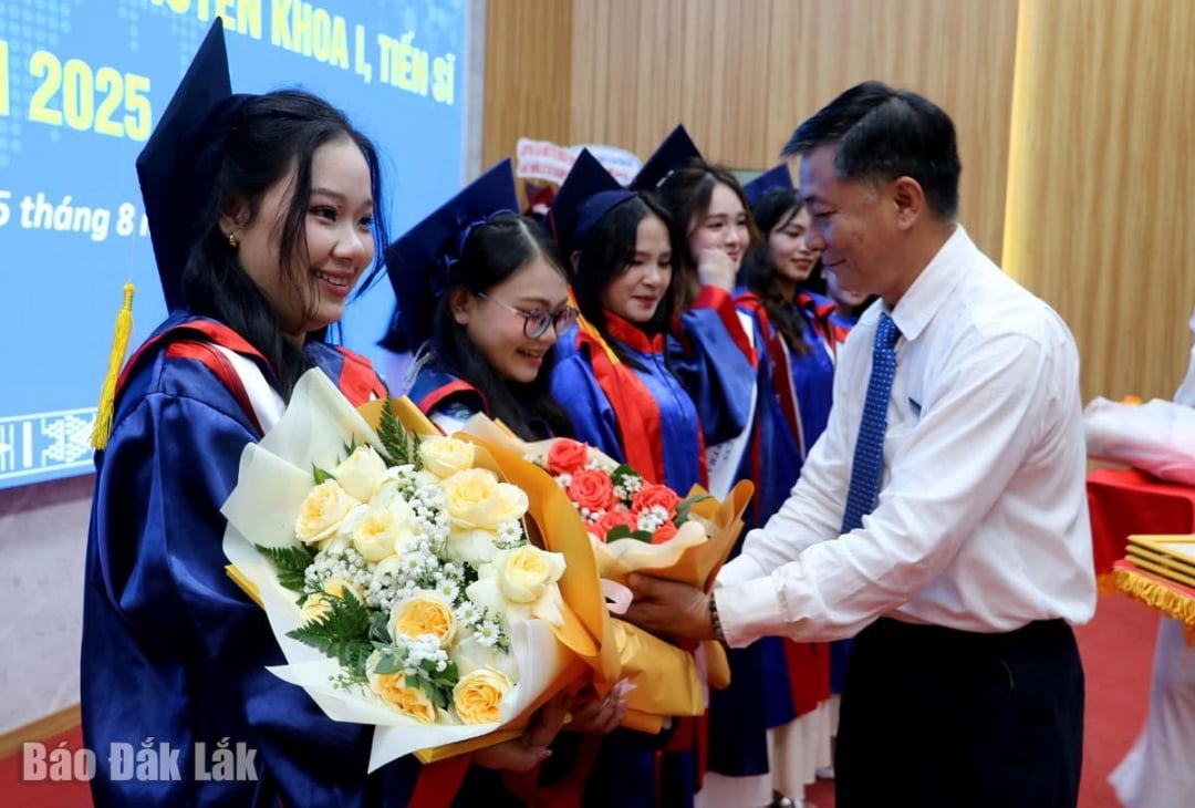 Đại diện lãnh đạo Trường Đại học Tây Nguyên tặng hoa, giấy khen cho các sinh viên xuất sắc toàn khóa. Ảnh: Trung Hiếu 