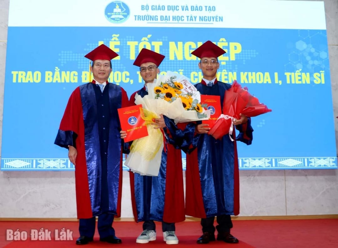TS. Nguyễn Thanh Trúc, Hiệu trưởng Trường Đại học Tây Nguyên trao bằng tiến sĩ cho hai học viên. Ảnh: Trung Hiếu 