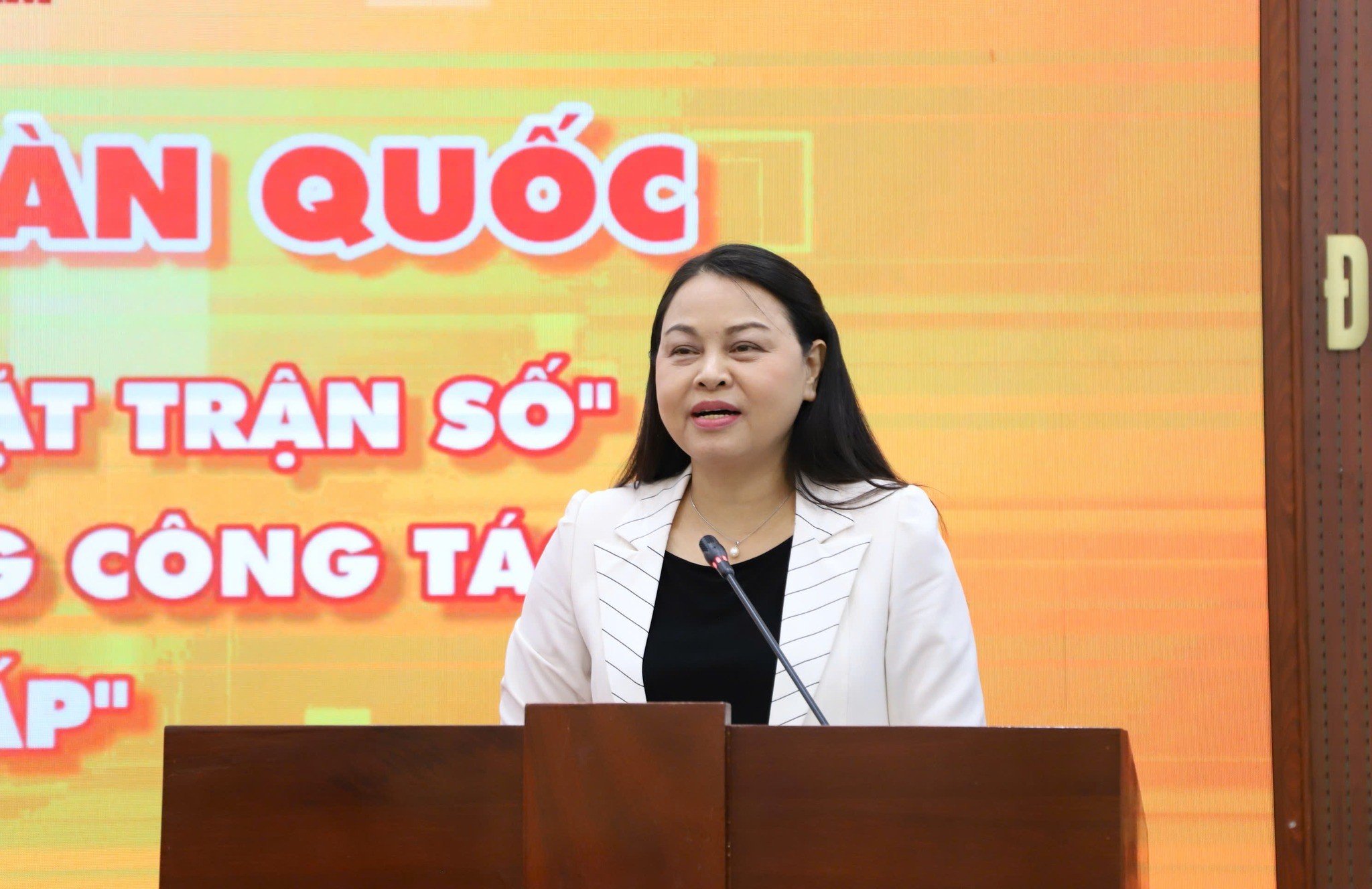 Bà Nguyễn Thị Thu Hà, Ủy viên Trung ương Đảng, Phó Bí thư Thường trực Đảng ủy Mặt trận Tổ quốc, các đoàn thể Trung ương, Phó Chủ tịch - Tổng Thư ký Ủy ban Trung ương Mặt trận Tổ quốc Việt Nam dự và phát biểu chỉ đạo tại Hội nghị. (Ảnh: Mặt trận Tổ quốc Việt Nam)