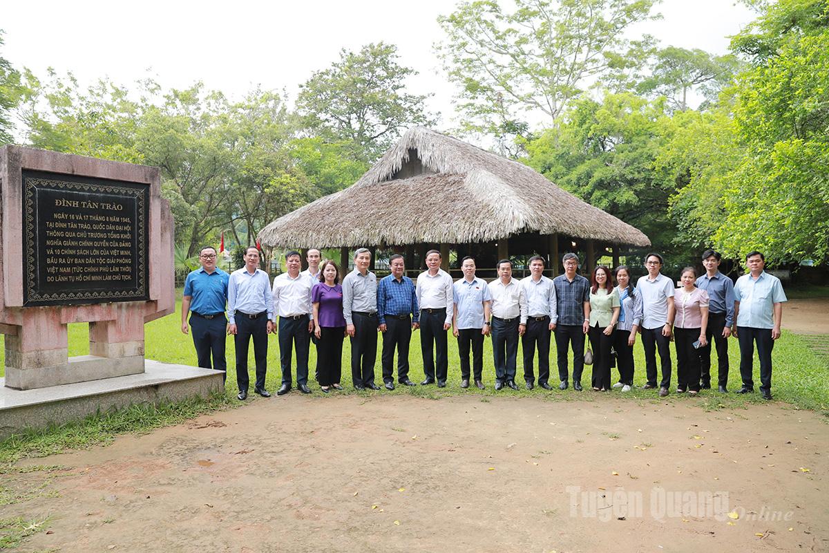 Đoàn công tác của Quốc hội cùng các đồng chí lãnh đạo tỉnh chụp ảnh lưu niệm tại Đình Tân Trào.