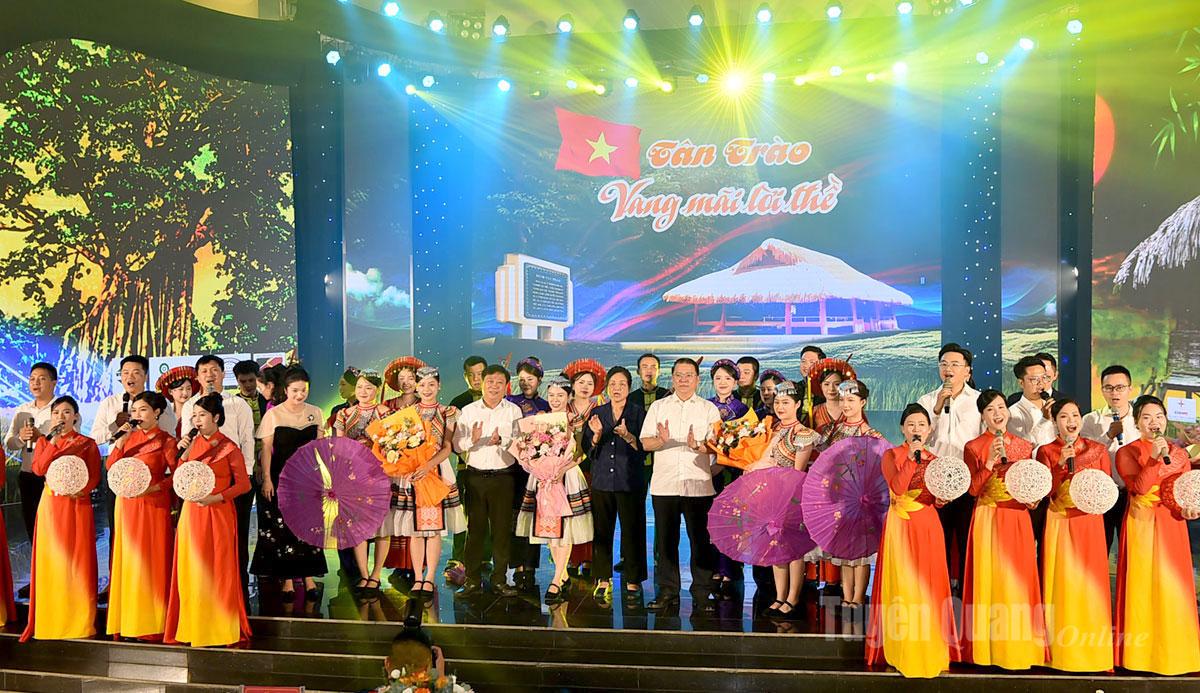 Các đại biểu và diễn viên, nghệ sĩ chụp ảnh lưu niệm.