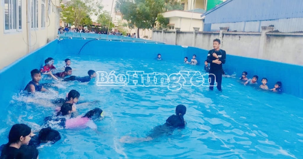 Bên cạnh học bơi, các em học sinh được huấn luyện viên tuyên truyền kiến thức về phòng, chống đuối nước.
