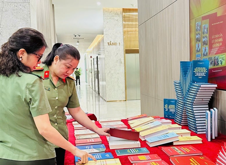 'Lúc dân cần, lúc dân khó, có Công an' - Ấn phẩm ý nghĩa, sâu sắc về lực lượng Công an nhân dân vì nước quên thân, vì dân phục vụ- Ảnh 3.