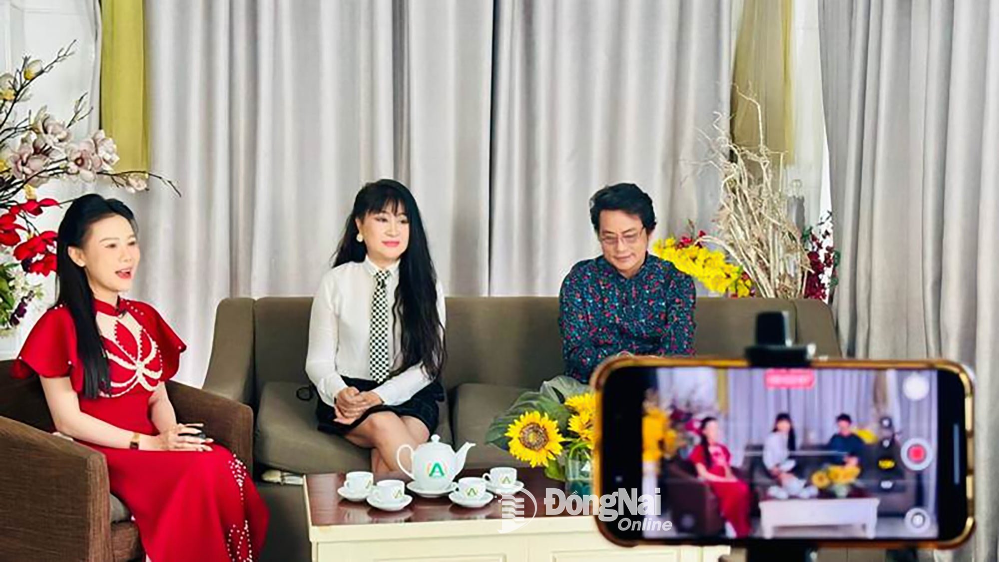 Nghệ sĩ Khánh Tuấn, nghệ sĩ - doanh nhân Bích Thủy giao lưu cùng khán giả . Ảnh: Minh Huệ