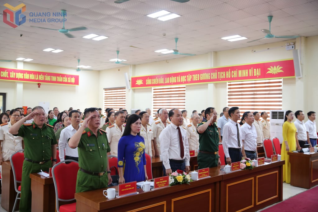 Các đại biểu thực hiện nghi lễ chào cờ.
