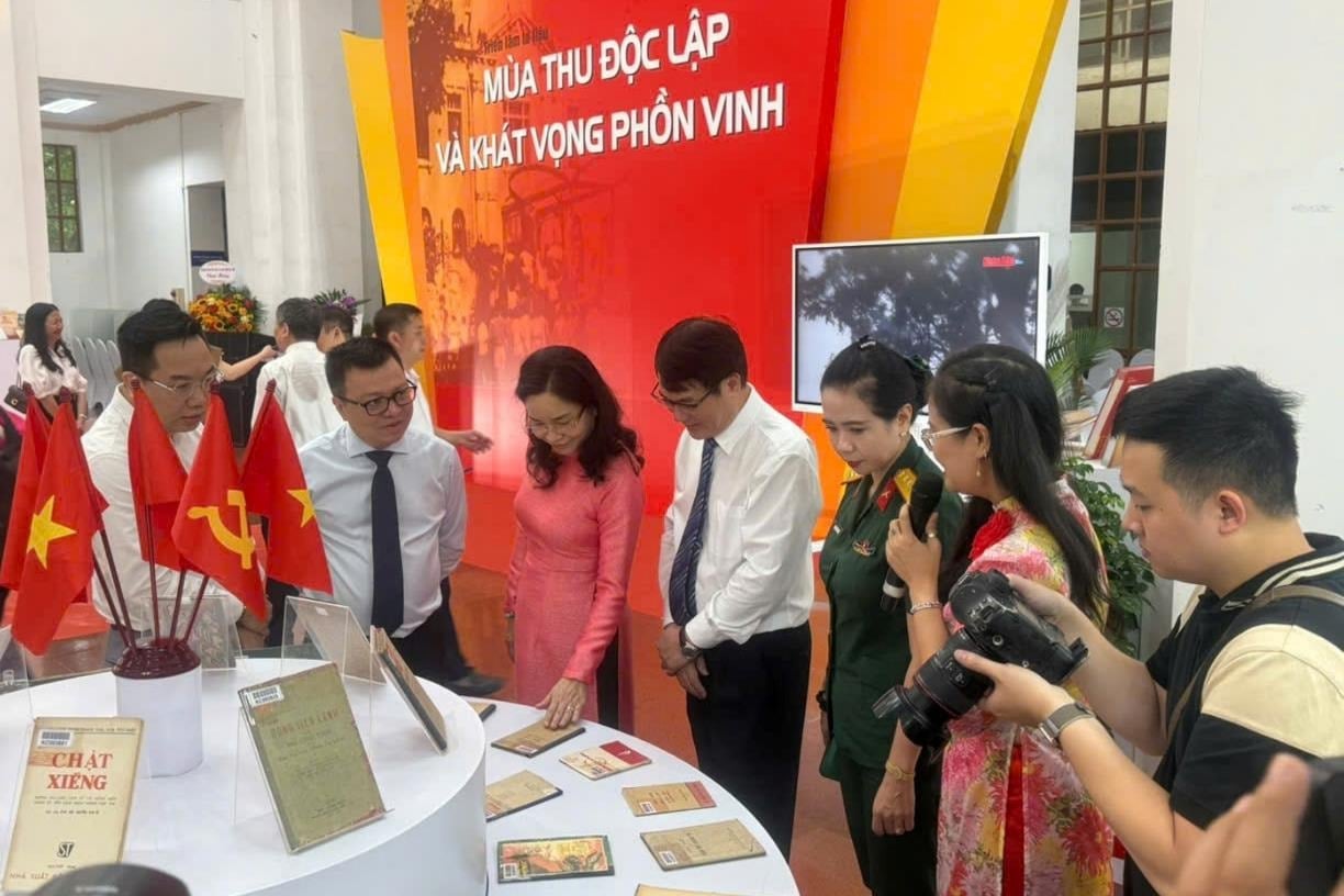 dai-bieu-tham-quan-tl-mua-thu-doc-lap.jpg